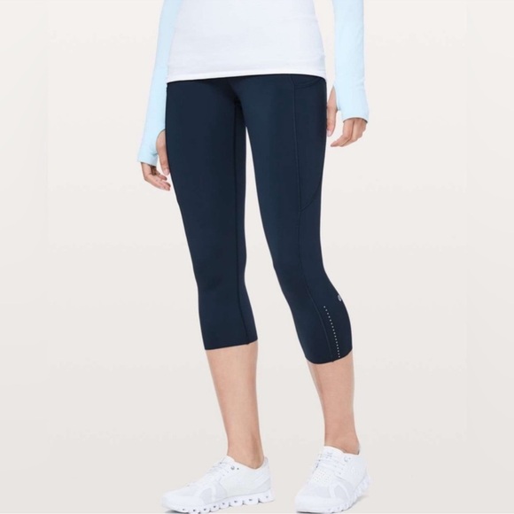 Lululemon Fast & Free Crop II *Nulux 19" True Navy athletic streetwear Size 2 - Picture 1 of 12